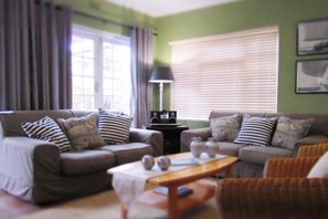 Standard-talo, 6 makuuhuonetta | Olohuone | Taulutelevisio, takka, kirjoja, stereot