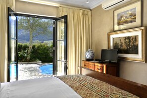 Habitación estándar, 1 habitación, vista a la alberca | Ropa de cama de alta calidad, escritorio y ropa de cama 
