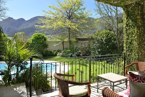 Standard Pool Room  | Mountain view - 21 Roux Street Guesthouse (Franschhoek)