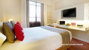 Habitació doble Deluxe | Caixa forta a l'habitació, escriptori i planxa i posts de planxar