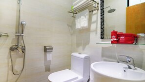 Double Room | Bathroom | Shower, free toiletries, hair dryer, towels - ZEN Rooms Basic Bendemeer (Singapore)