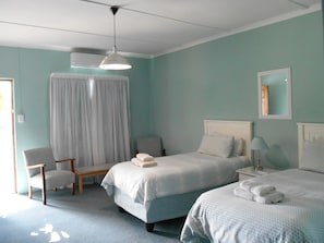 Budget rooms with 2 single beds | WiFi (無料)、ベッドシーツ