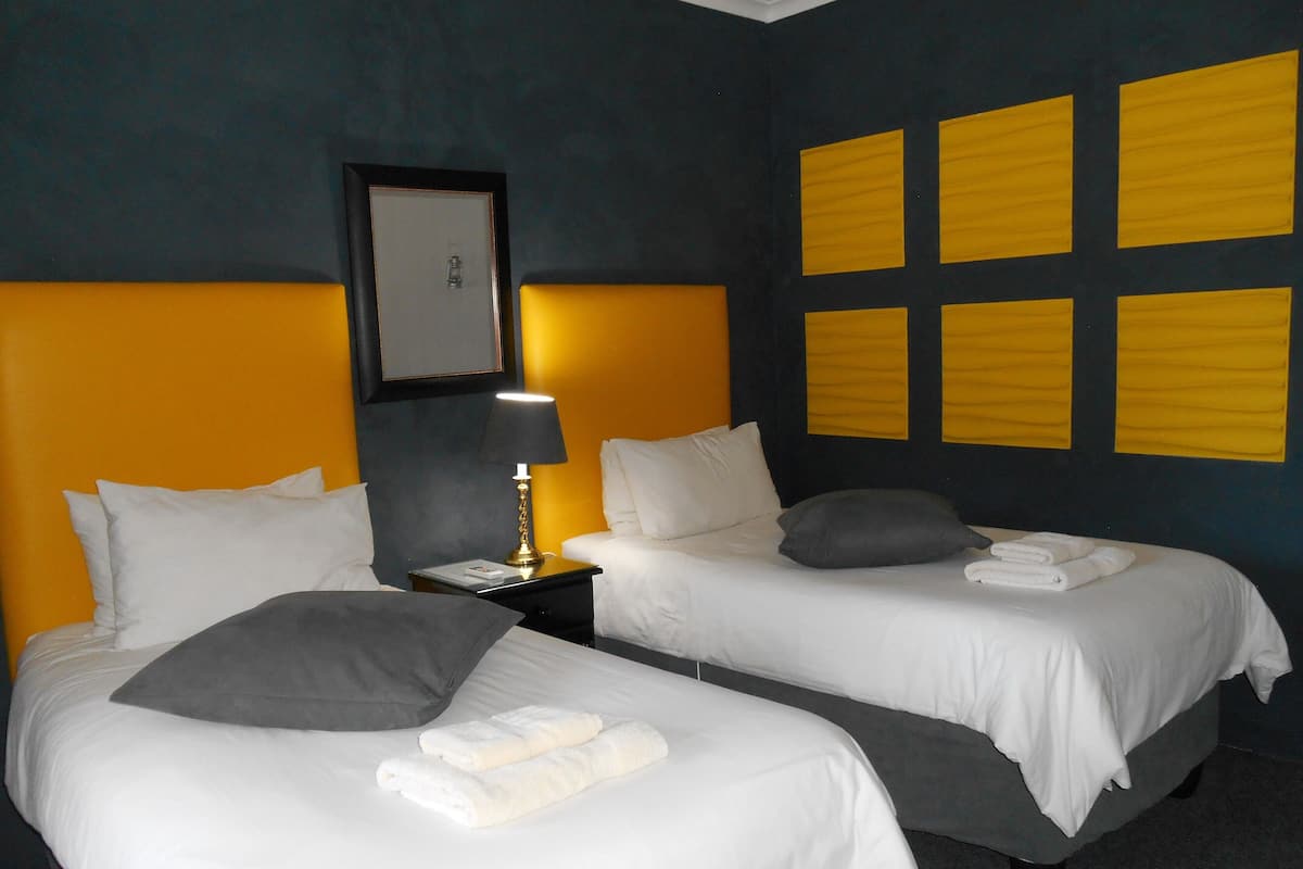 Budget rooms with 2 single beds | Kostenloses WLAN, Bettwäsche