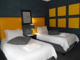 Budget rooms with 2 single beds | 免费 WiFi、床单