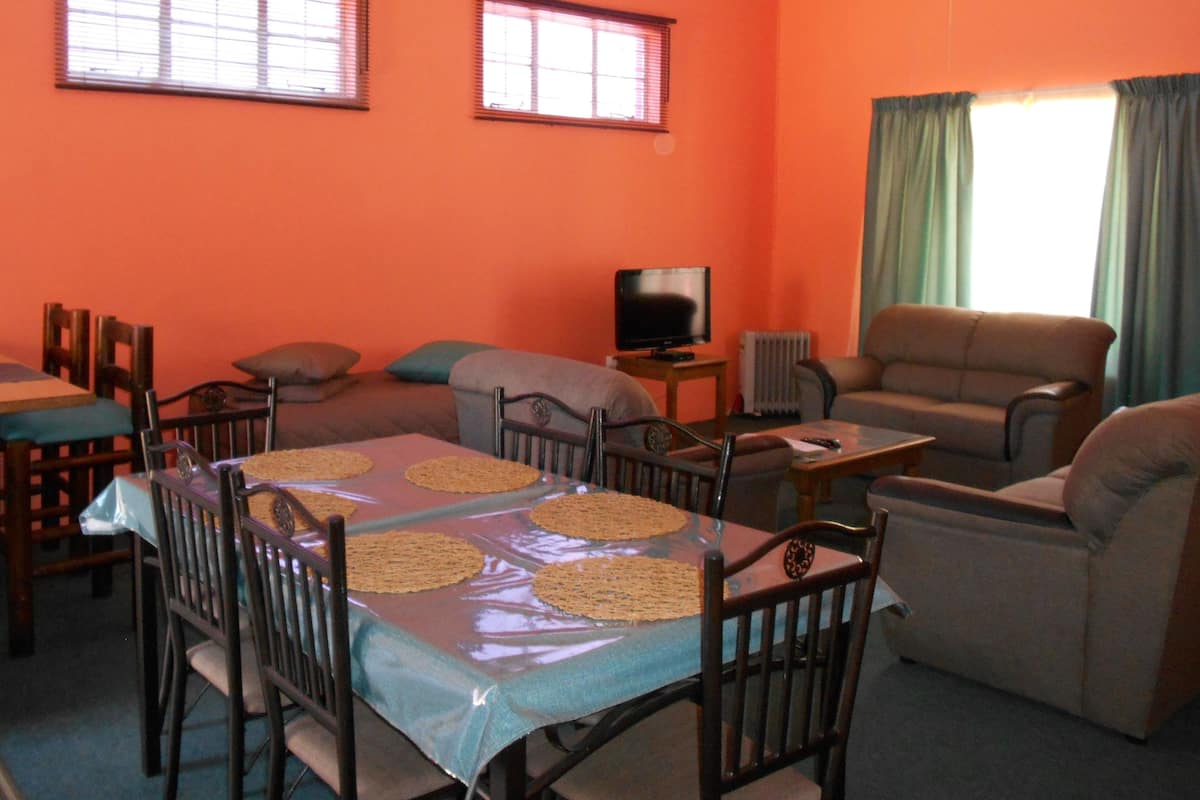 Self-catering unit - Two Bedrooms | Wohnbereich | Flachbildfernseher