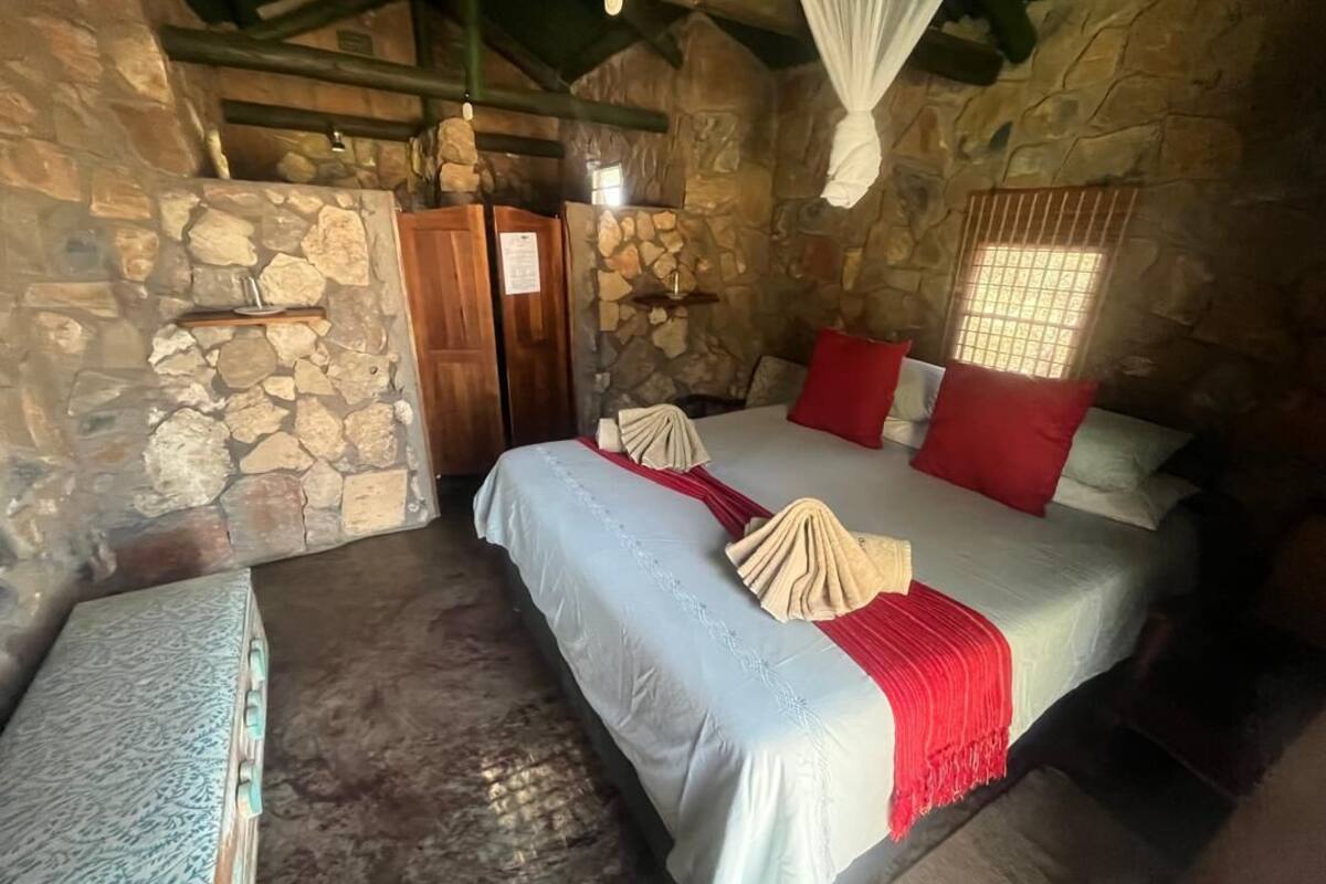 Bungalow | Premium bedding, iron/ironing board, bed sheets