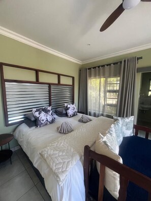 Ropa de cama de alta calidad y tabla de planchar con plancha 