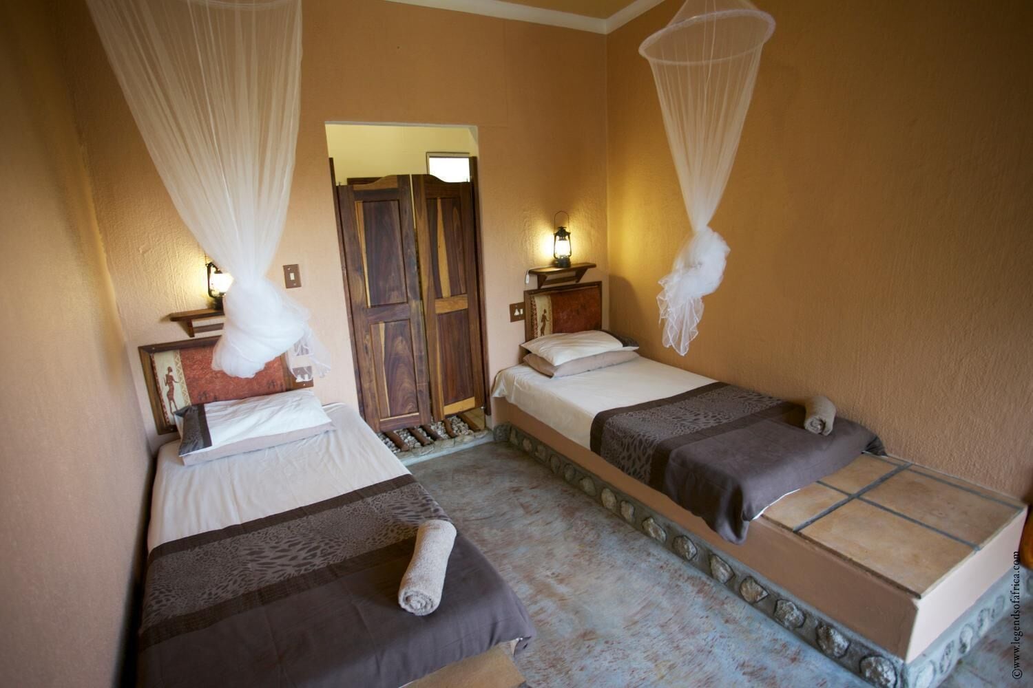 Iron/ironing board, bed sheets