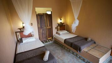 Een strijkplank/strijkijzer, beddengoed