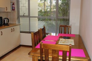 Unit 4 - Four sleeper | Cozinha americana privada | Geladeira, micro-ondas, chaleira elétrica