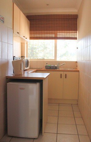 Unit 2 - Couples Studio | Cozinha americana privada | Geladeira, micro-ondas, chaleira elétrica