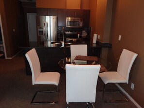 객실 내 식사 공간