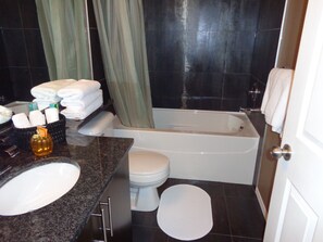 Suite superior, 2 habitaciones, vistas al río | Baño | Bañera y ducha independientes y toallas