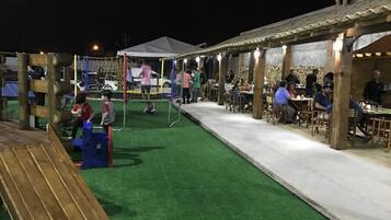 Lasten leikkialue ulkona