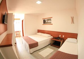 Minibar, bàn, màn/rèm cản sáng, giường gấp/giường phụ 