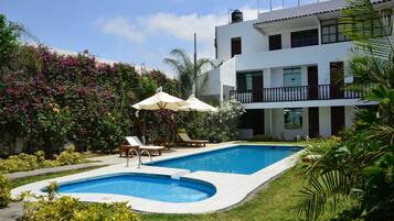 Piscina a l'aire lliure de temporada