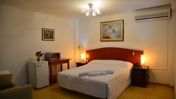 Habitación doble Premium | Caja de seguridad en la habitación, escritorio y ropa de cama