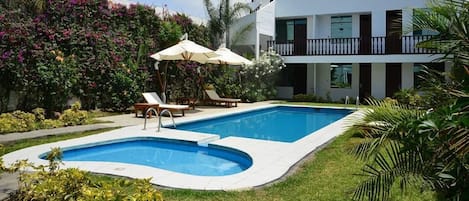 Kolam renang outdoor musiman