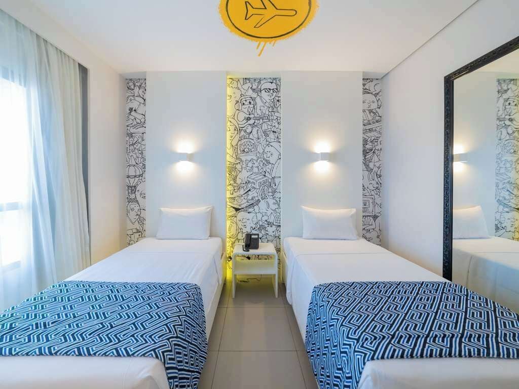 Habitació amb dos llits individuals estàndard | Minibar, caixa forta a l'habitació, escriptori i cortines opaques 