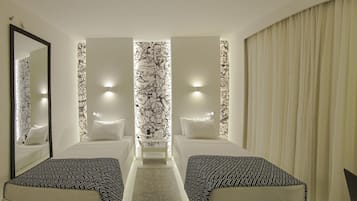 Minibar, coffres-forts dans les chambres, bureau, rideaux occultants