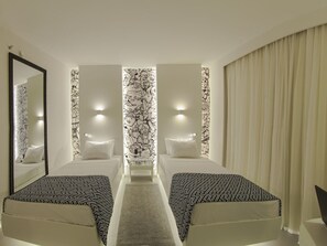 Habitación estándar con 2 camas individuales | Minibar, caja fuerte, escritorio y cortinas opacas