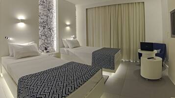 Quarto duplo standard | Frigobar, cofres nos quartos, escrivaninha, cortinas blackout