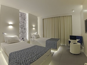 Kamar Twin Standar | Minibar, brankas, meja kerja, dan tirai kedap cahaya