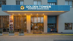 Ein Hotel Eingang mit einem Schild, auf dem 'Golden Tower Express Maracanaú' steht.