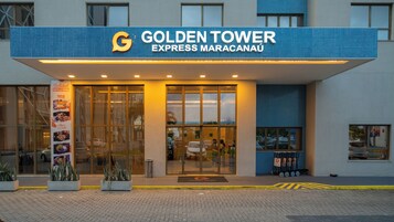 Entrada de un hotel con un letrero que dice 'Golden Tower Express Maracanaú'.