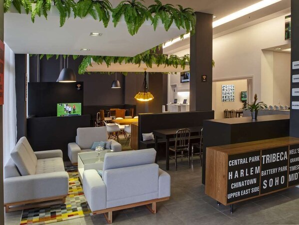 Una televisión, una estación de conexión para iPod