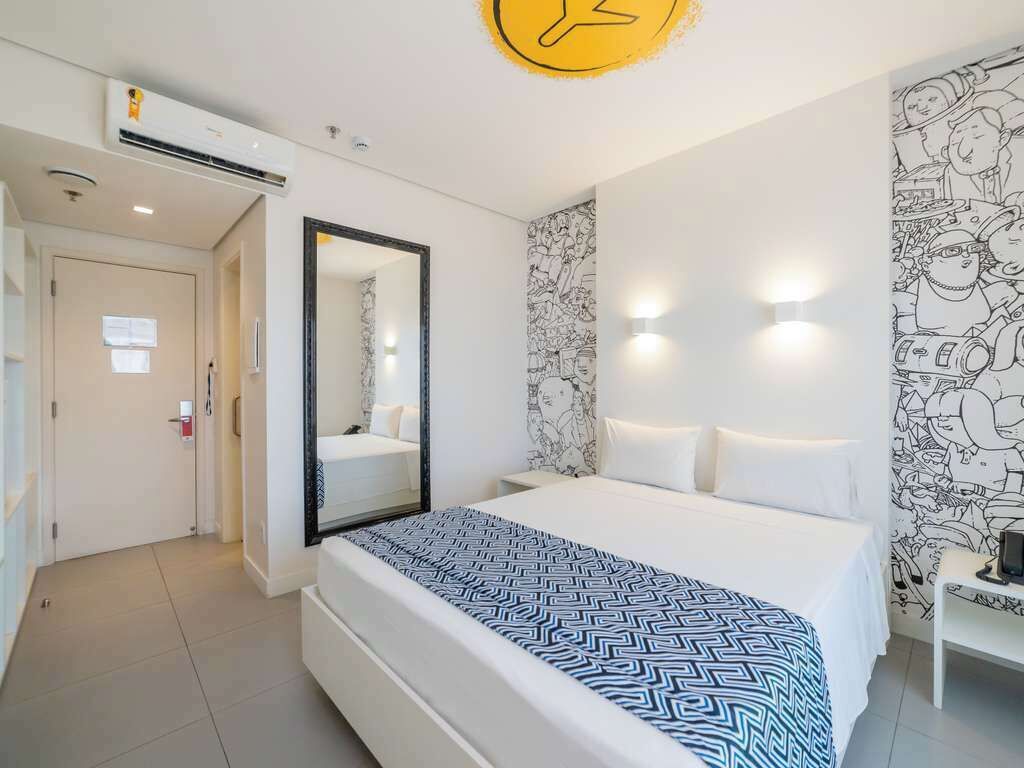 Minibar, caixa forta a l'habitació, escriptori i cortines opaques 