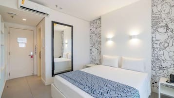 ميني بار وخزنة داخل الغرفة ومكتب وستائر تعتيم