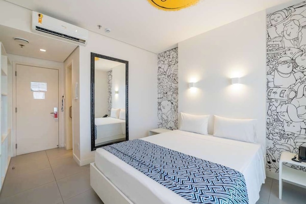 Frigobar, cofres nos quartos, escrivaninha, cortinas blackout