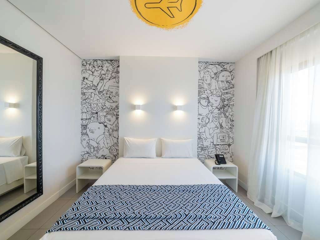 Minibar, caixa forta a l'habitació, escriptori i cortines opaques 