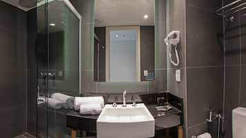 تجهيزات دش، مستلزمات للعناية الشخصية صديقة للبيئة، مجففات شعر، مناشف