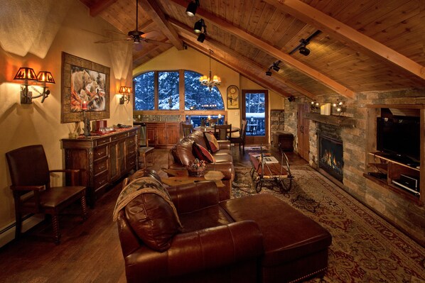 Luxury Condo, 2 Bedrooms, Kitchen