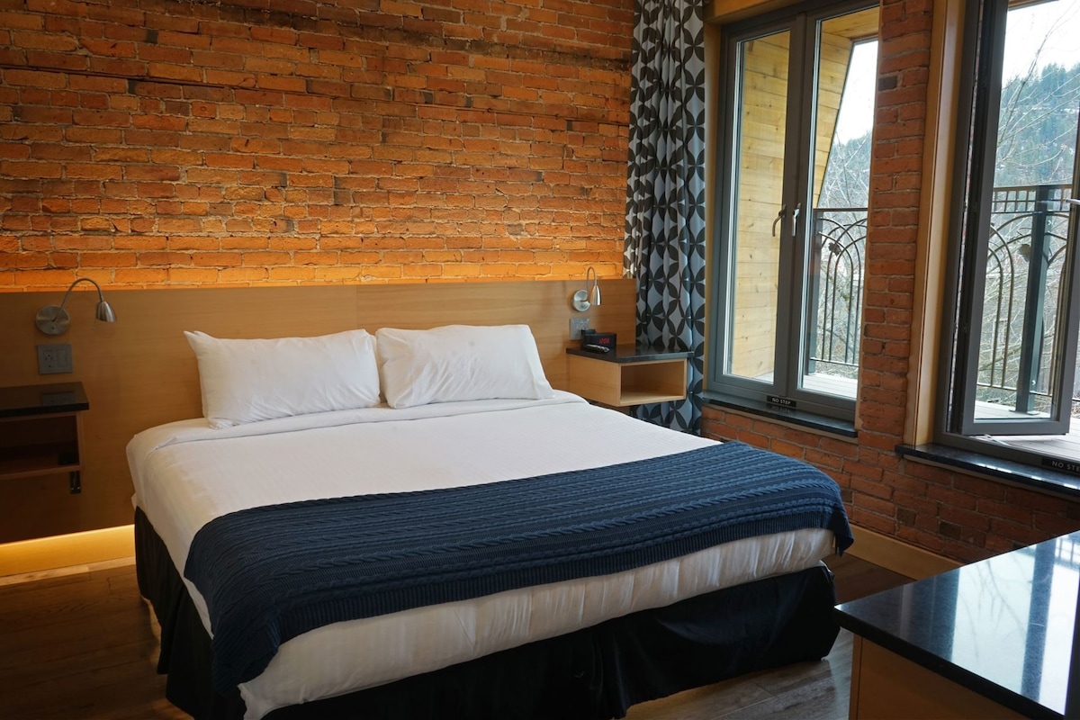 Premium bedding, pillowtop beds, desk, blackout drapes