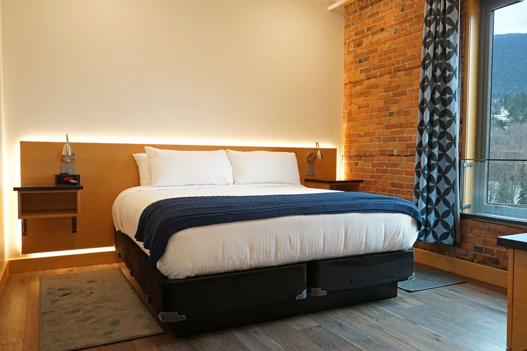 Ropa de cama de alta calidad, colchones con pillow-top y escritorio 