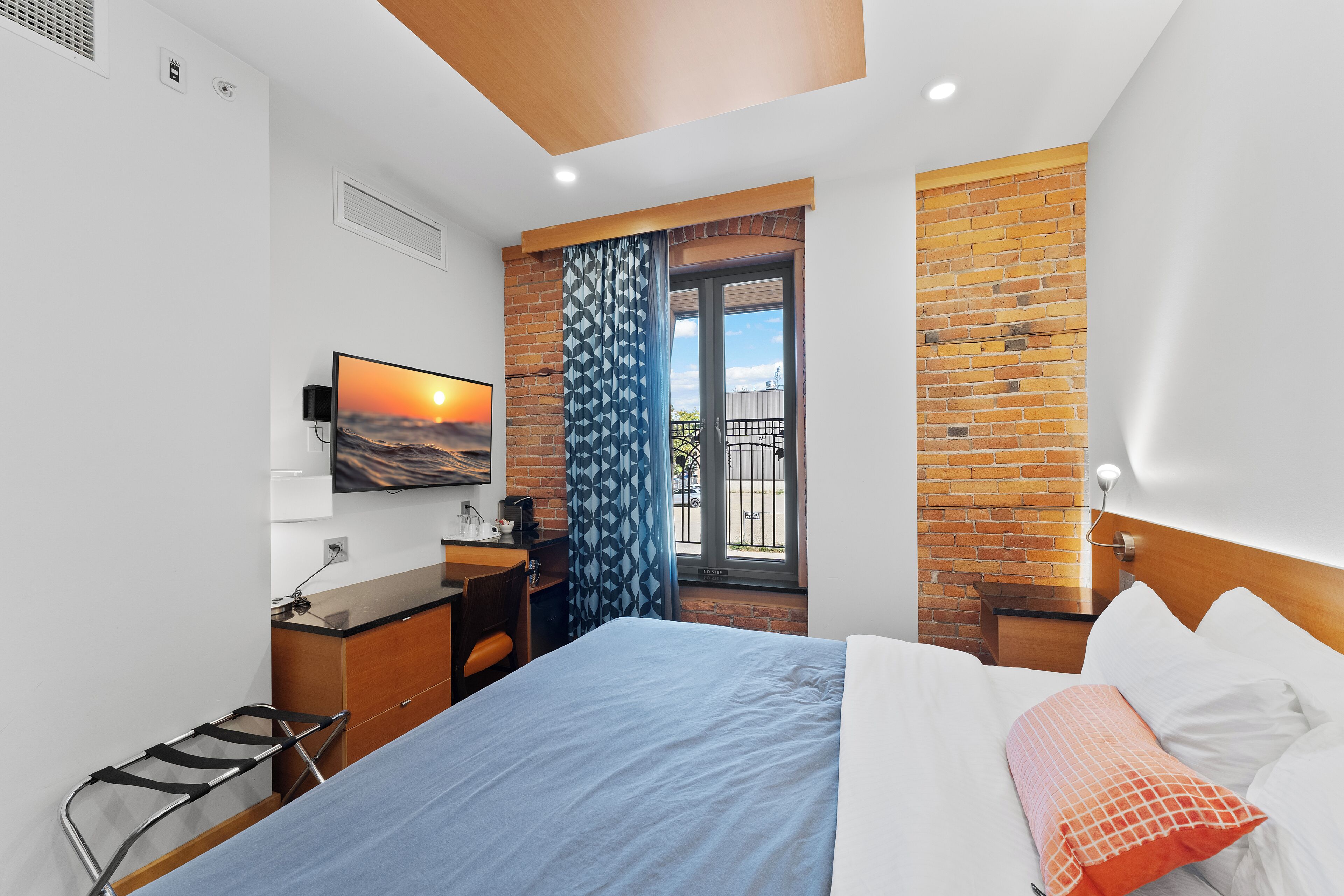 classic room, 1 king bed | 1 bedroom, premium bedding, pillow-top beds, blackout curtains