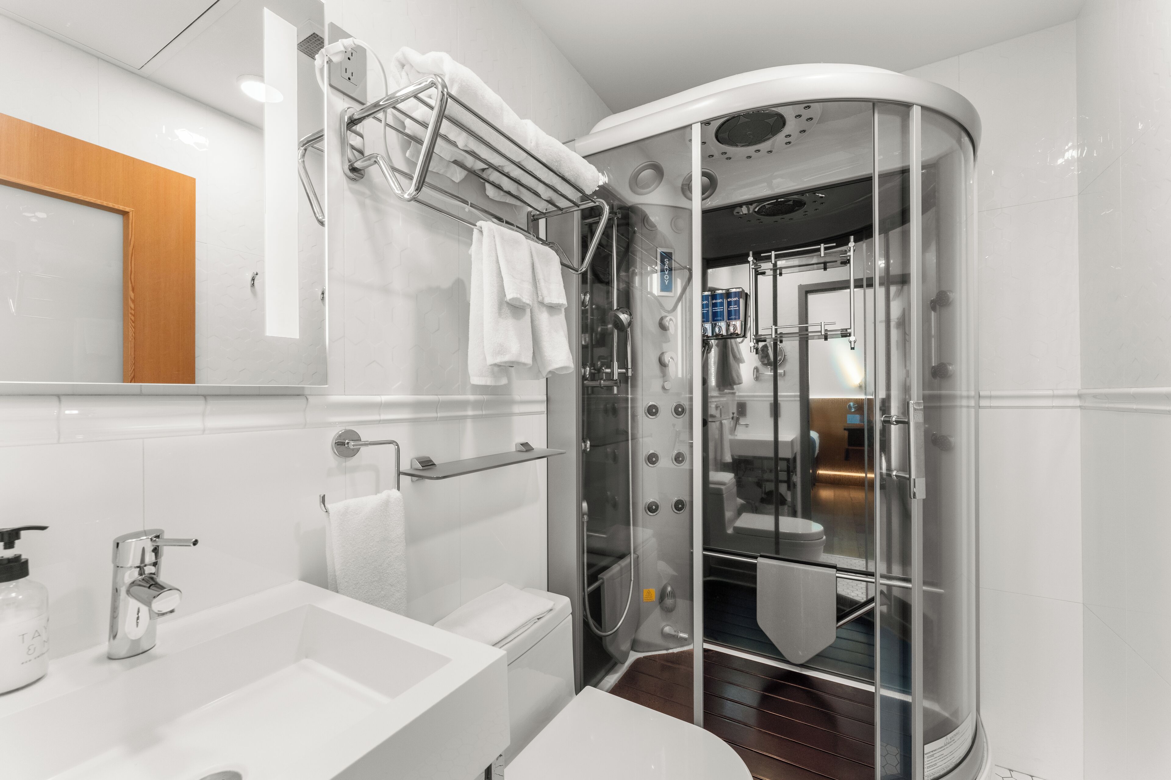 Eenvoudige kamer, 2 eenpersoonsbedden | Badkamer | Een douche, een regendouche, designer toiletartikelen, een haardroger