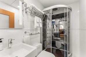 ベーシック ルーム シングルベッド 2 台 | バスルーム | シャワー、レインフォールシャワー、デザイナーバスアメニティ、ヘアドライヤー