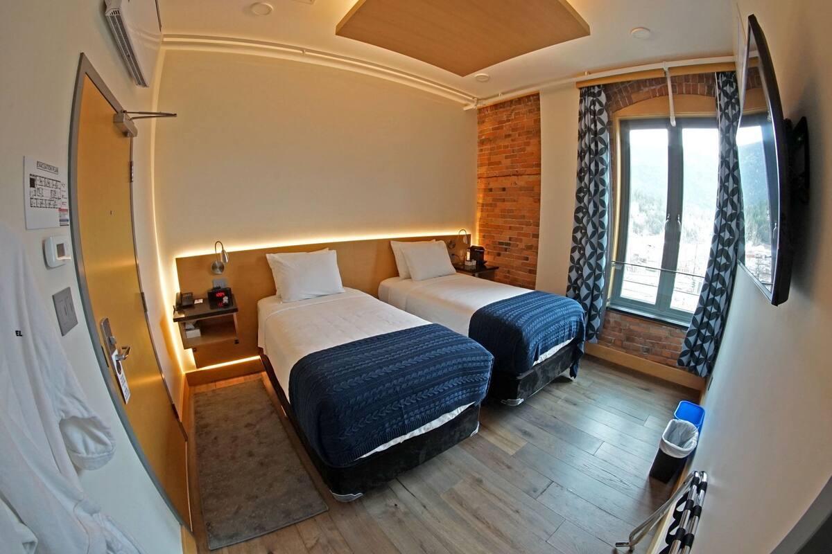 Ropa de cama de alta calidad, colchones con pillow-top y escritorio