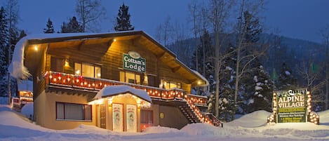 住宿正面 - 傍晚/夜晚