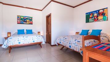 Habitación cuádruple, 2 camas de matrimonio | Minibar, escritorio, cortinas opacas y wifi gratis