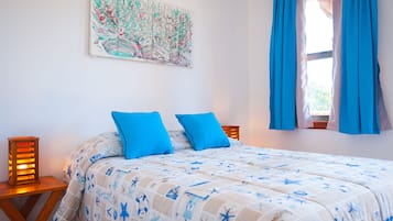 Værelse til 4 personer - 2 queensize-senge | Minibar, skrivebord, mørklægningsgardiner, gratis Wi-Fi