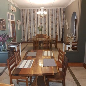 Ze serveren er ontbijt, lunch en diner 