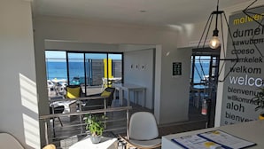 Un moderno spazio ufficio con vista sul mare, una reception e zone relax.