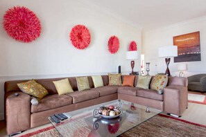 5 Bedroom Luxury Villa | Wohnzimmer | Flachbildfernseher, Kamin