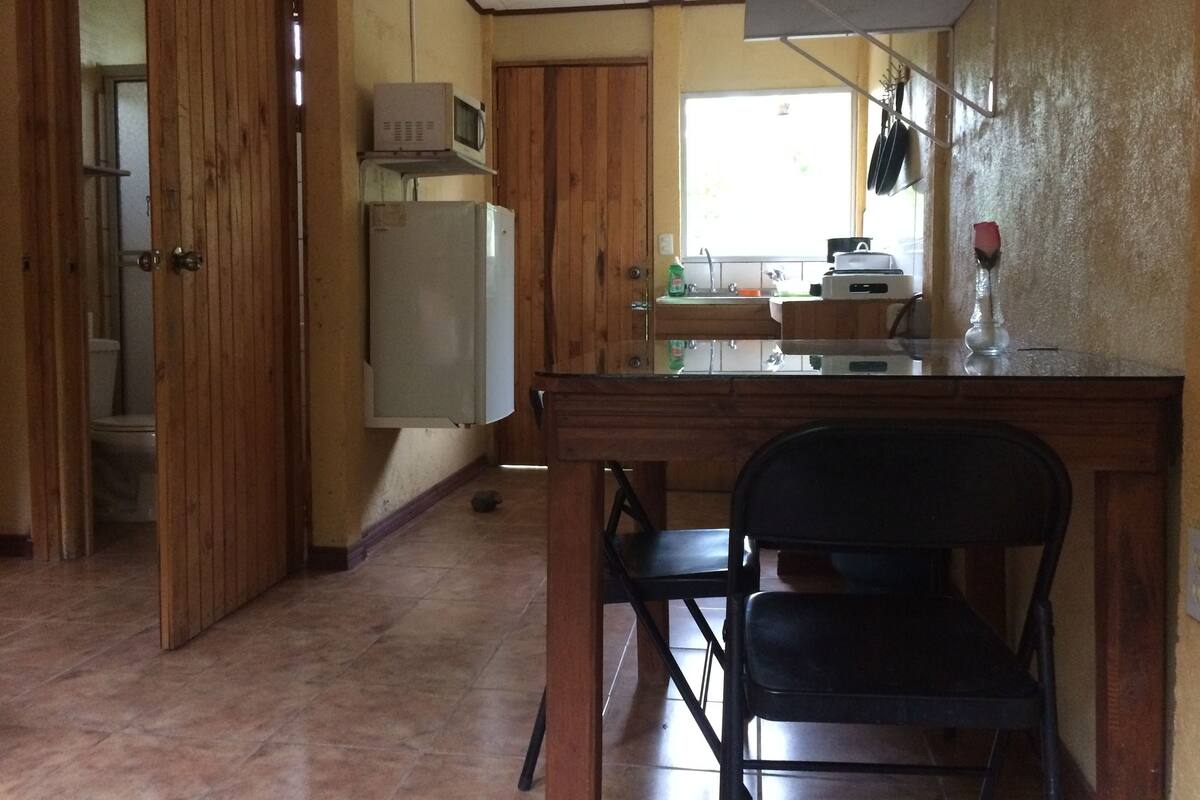 Standard-Villa, 2 Schlafzimmer, zum Garten hin | Eigene Kochnische | Wasserkocher mit Kaffee-/Teezubehör, Kühlschrank, Mikrowelle, Herdplatte
