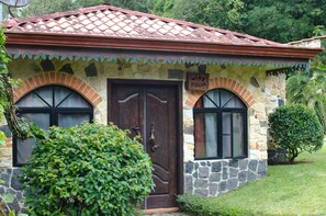 Romantisk bungalow - 1 sovrum | 1 sovrum, värdeförvaringsskåp på rummet, skrivbord och gratis wi-fi